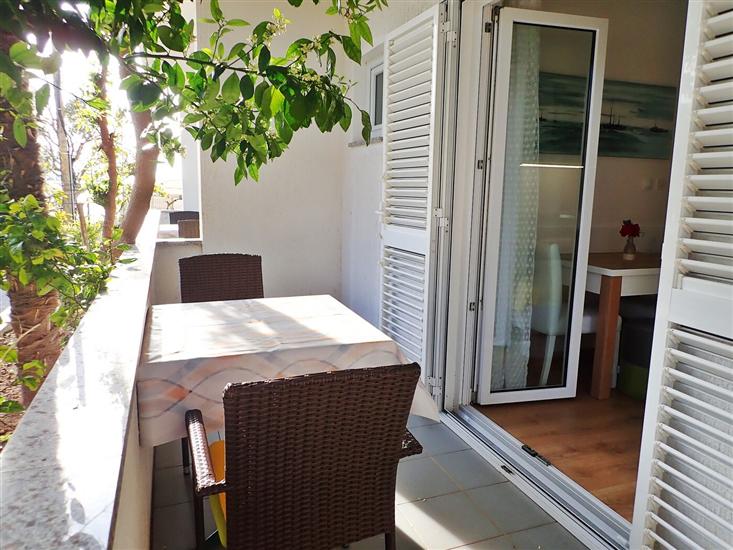 Room S1, for 3 persons