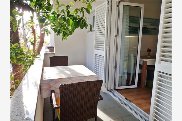 Room S1, for 3 persons