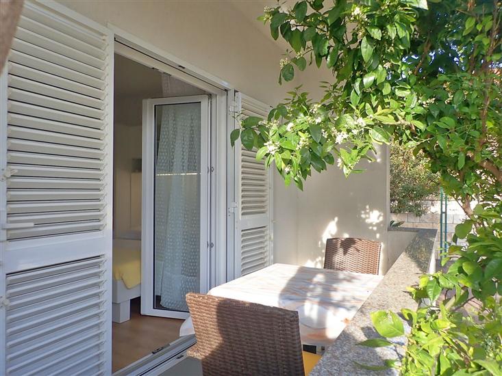 Room S1, for 3 persons