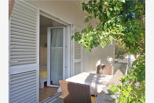 Room S1, for 3 persons