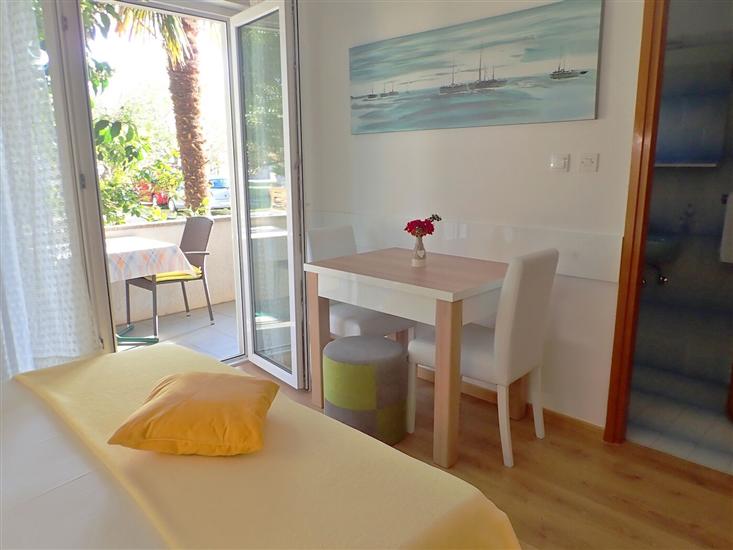 Room S1, for 3 persons