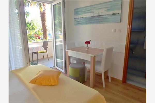 Room S1, for 3 persons