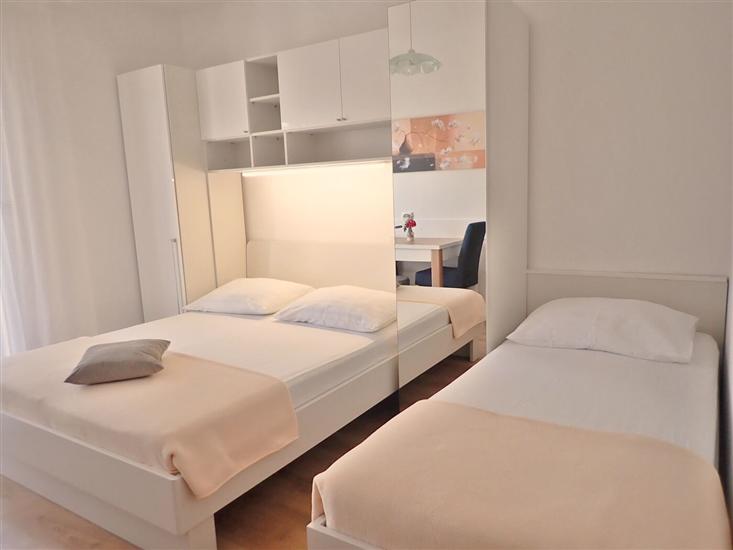 Room S2, for 3 persons