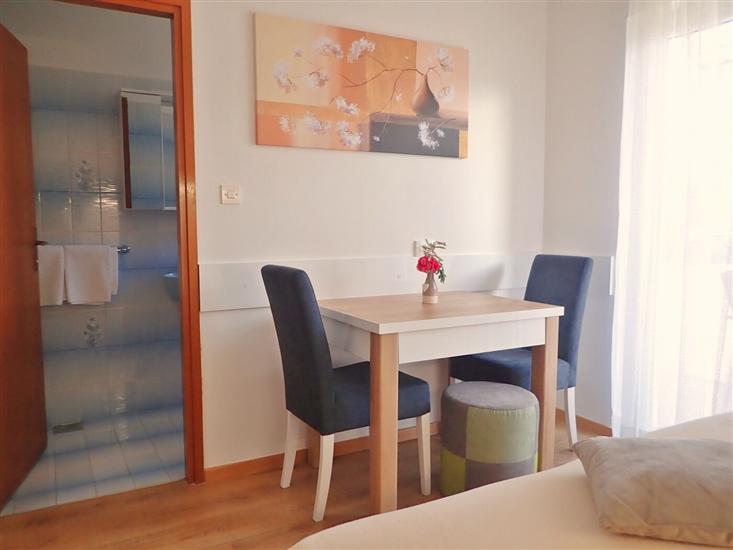 Room S2, for 3 persons