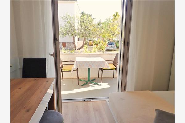 Room S2, for 3 persons