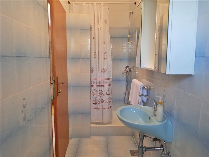 Room S2, for 3 persons