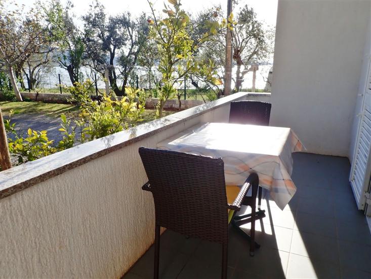 Room S2, for 3 persons