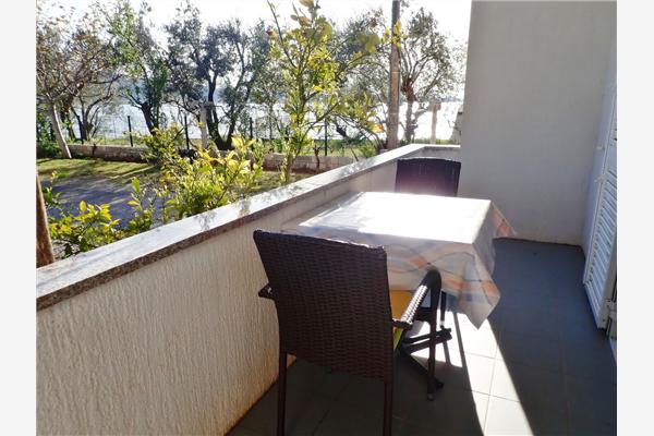 Room S2, for 3 persons