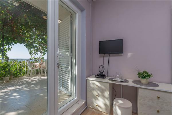 Room S1, for 3 persons