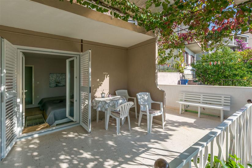 Room S1, for 3 persons