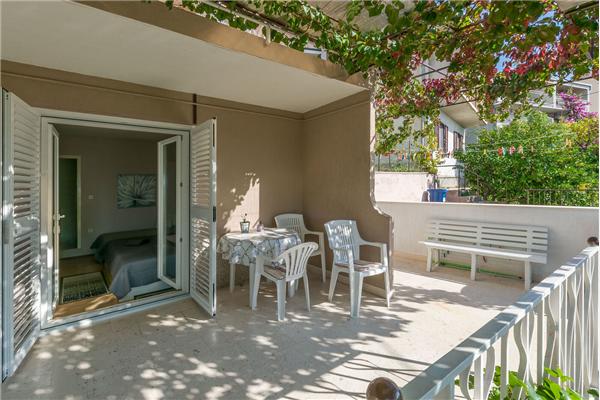 Room S1, for 3 persons