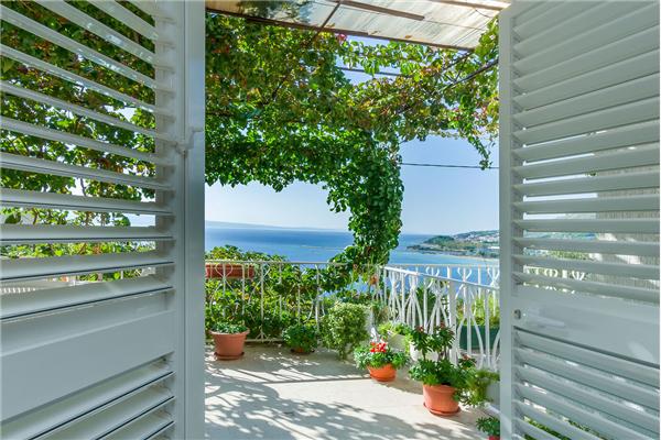 Room S2, for 3 persons