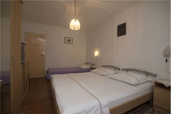 Room S3, for 3 persons