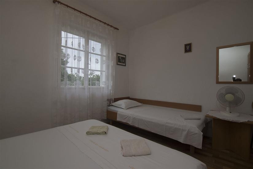 Room S4, for 3 persons