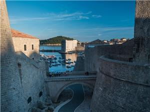 Dubrovnik-old-town-walls