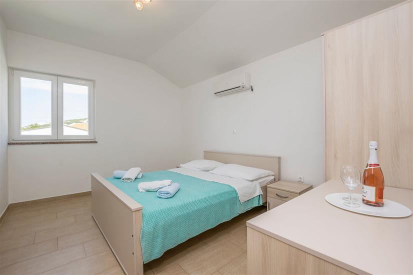 Room S1, for 2 persons