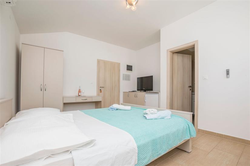 Room S1, for 2 persons