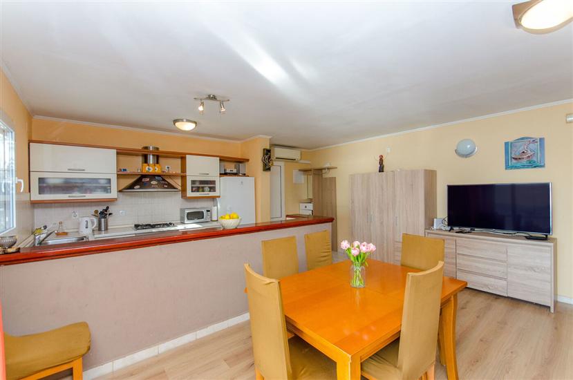 Apartment A2, for 6 persons