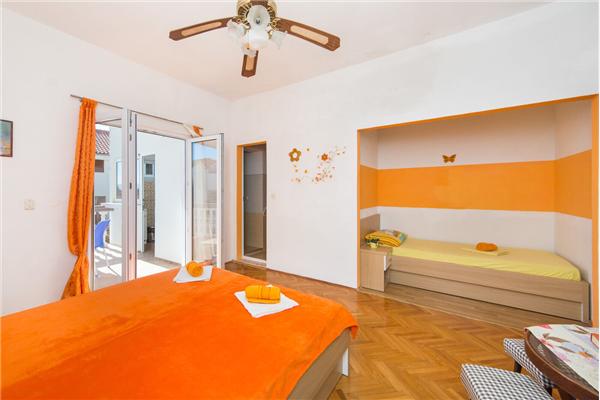 Room A1, for 3 persons