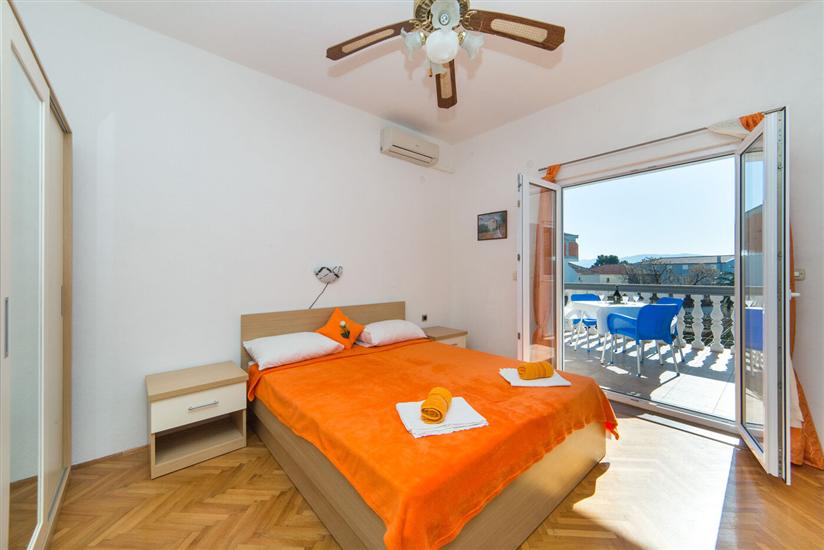 Room A1, for 3 persons