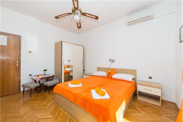 Room A1, for 3 persons