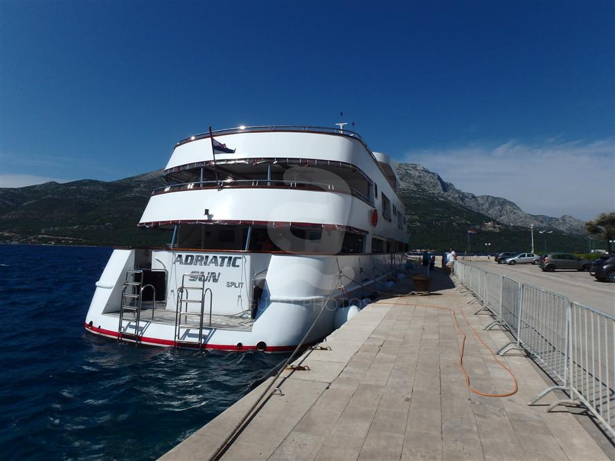 Luxury-cruise-ship-in-a-port