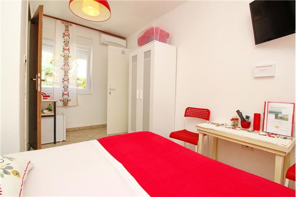 Room S1, for 2 persons