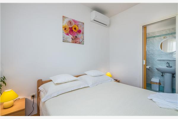 Room S1, for 2 persons