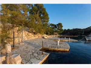 Apartment Middle Dalmatian islands,BookPetraFrom 100 €