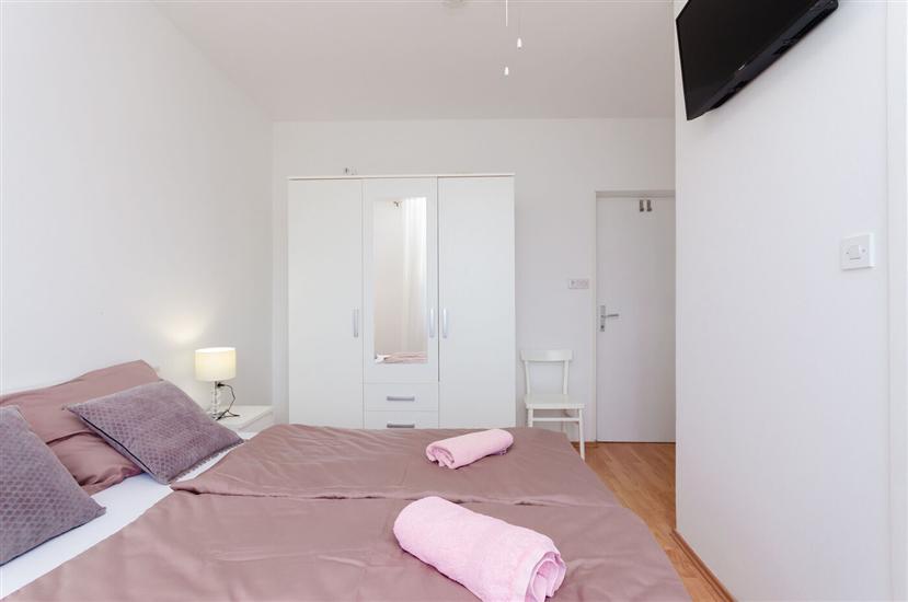 Room S1, for 2 persons