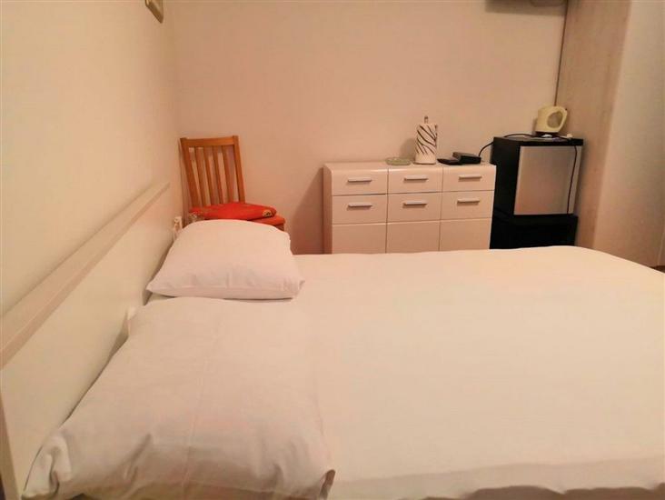 Room S1, for 2 persons