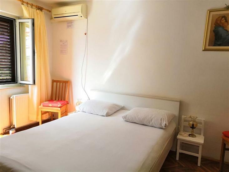 Room S1, for 2 persons