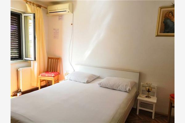 Room S1, for 2 persons