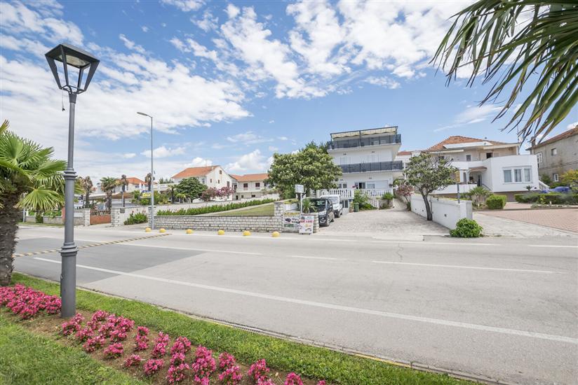 Apartments and Rooms Mare