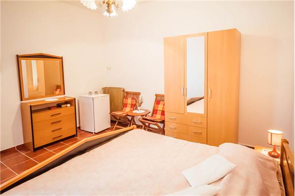 Room S1, for 2 persons