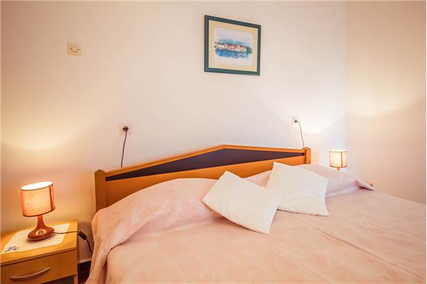 Room S1, for 2 persons