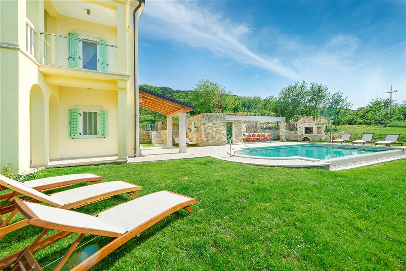 Villa Demetra s bazenom i predivnim pogledom na Motovun