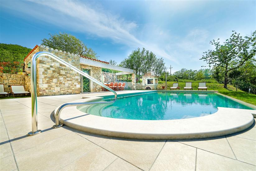 Villa Demetra s bazenom i predivnim pogledom na Motovun