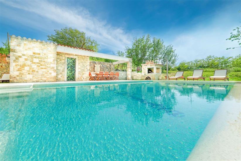 Villa Demetra s bazenom i predivnim pogledom na Motovun