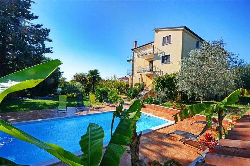 Apartments Albina Valiza