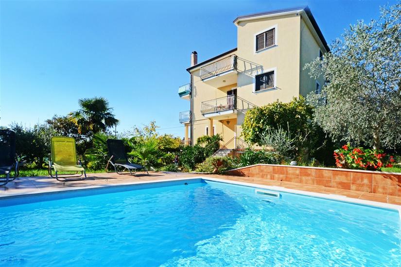 Apartments Albina Valiza