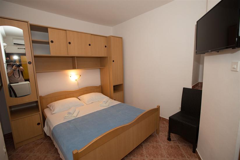 Room S1, for 2 persons