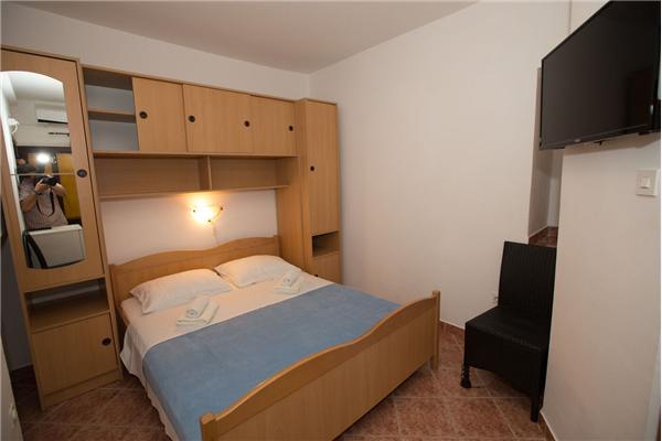 Room S1, for 2 persons