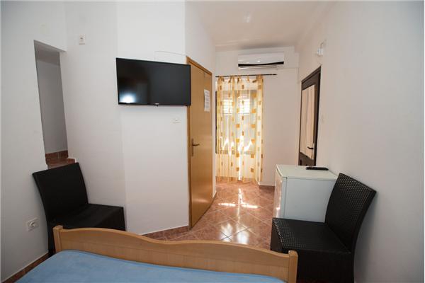 Room S1, for 2 persons