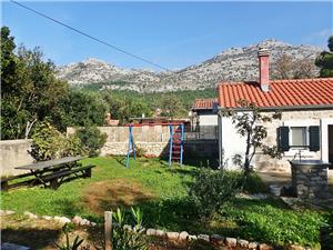 Huis CVITA-30 m from the beach Starigrad Paklenica, Kwadratuur 40,00 m2, Lucht afstand tot de zee 30 m, Lucht afstand naar het centrum 300 m