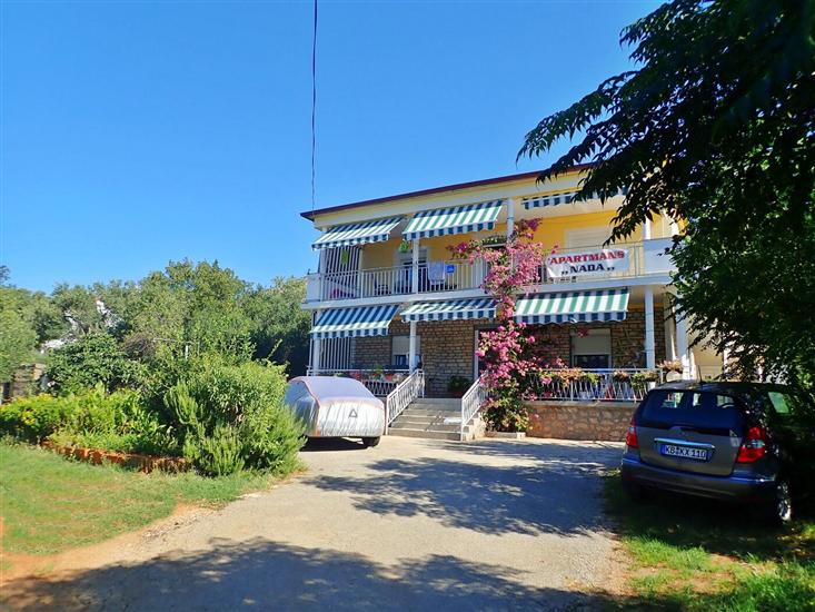 Apartmaji Nada-on quiet location in center of Starigrad