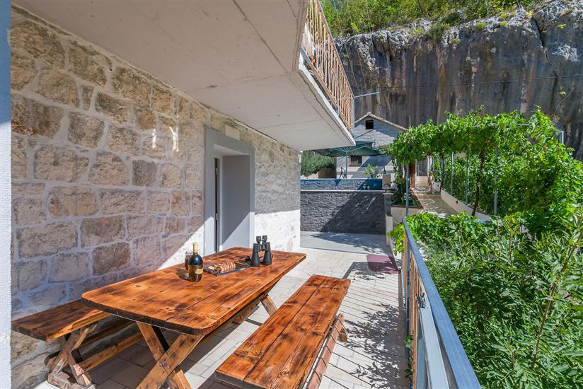 House Hidden Green Oasis