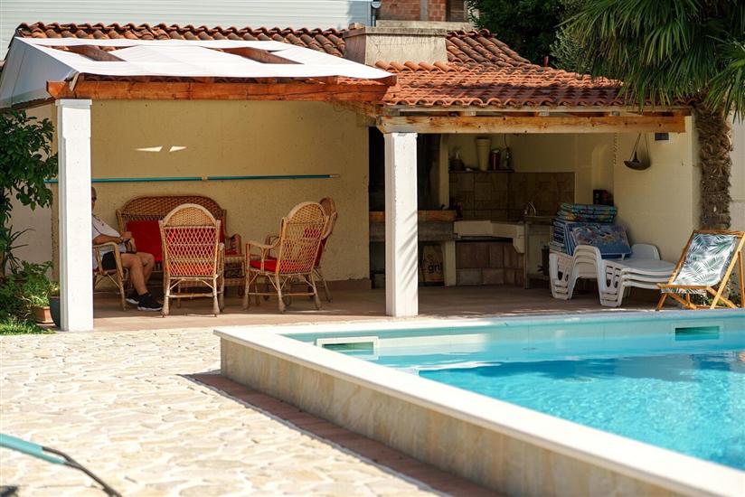 Apartments Vesna with pool