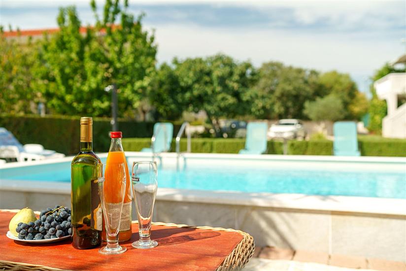 Apartments Vesna with pool