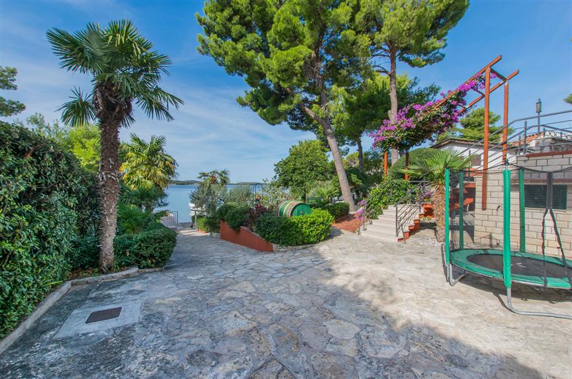 Apartment and Rooms Franka